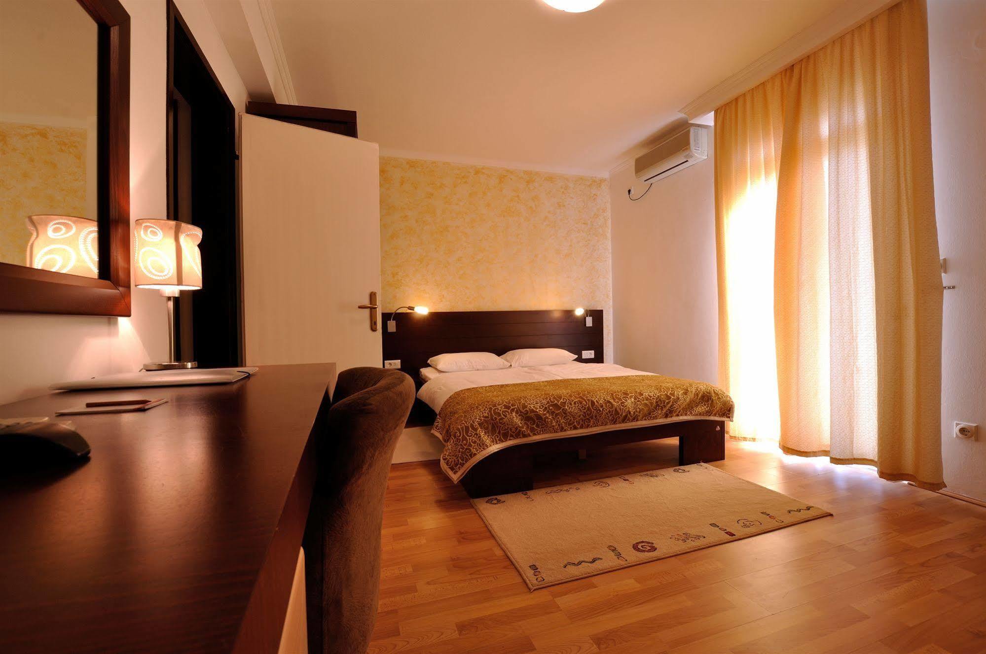Vila Duric - Ex Hotel Duric Petrovac 외부 사진