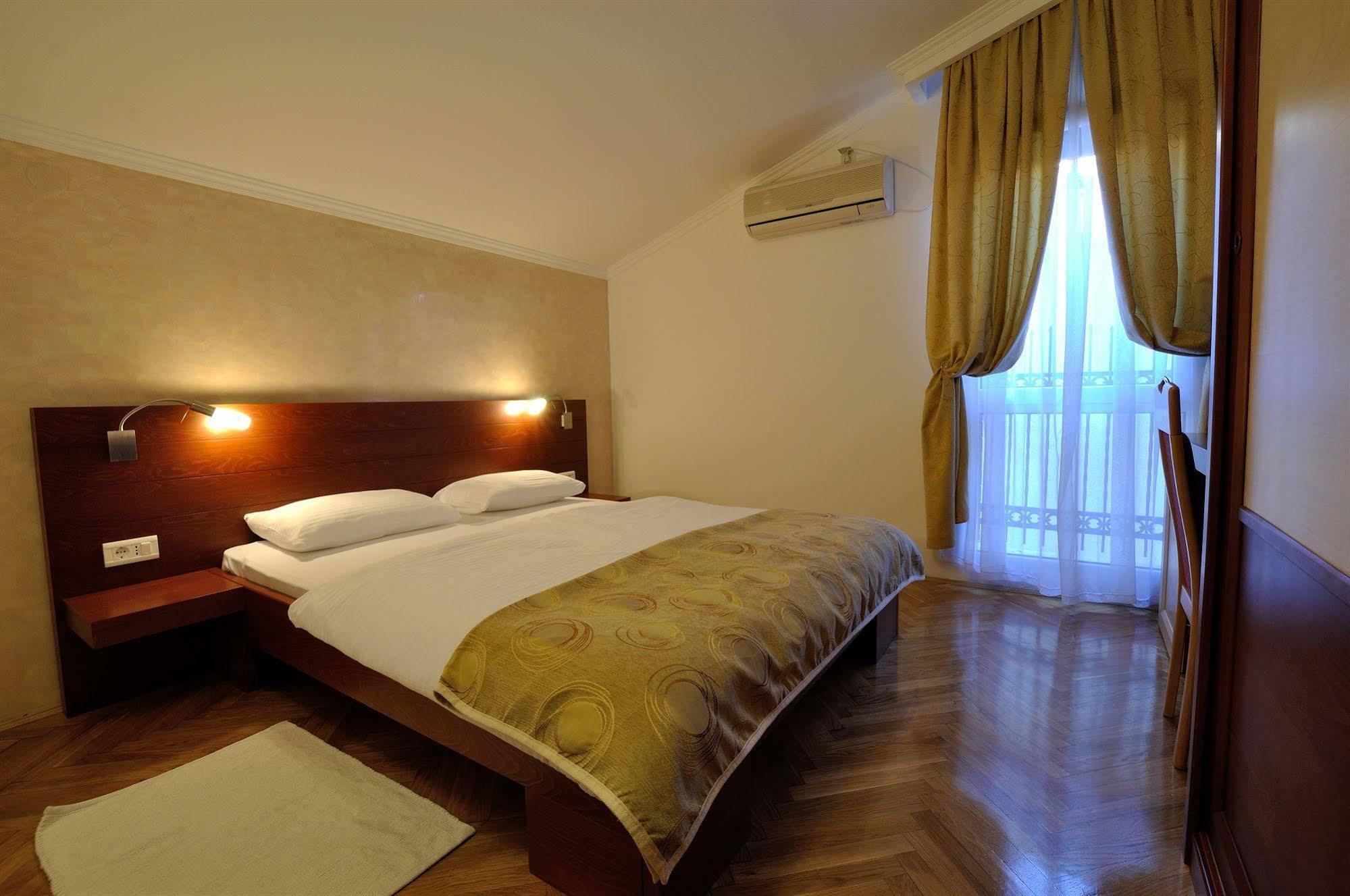 Vila Duric - Ex Hotel Duric Petrovac 외부 사진