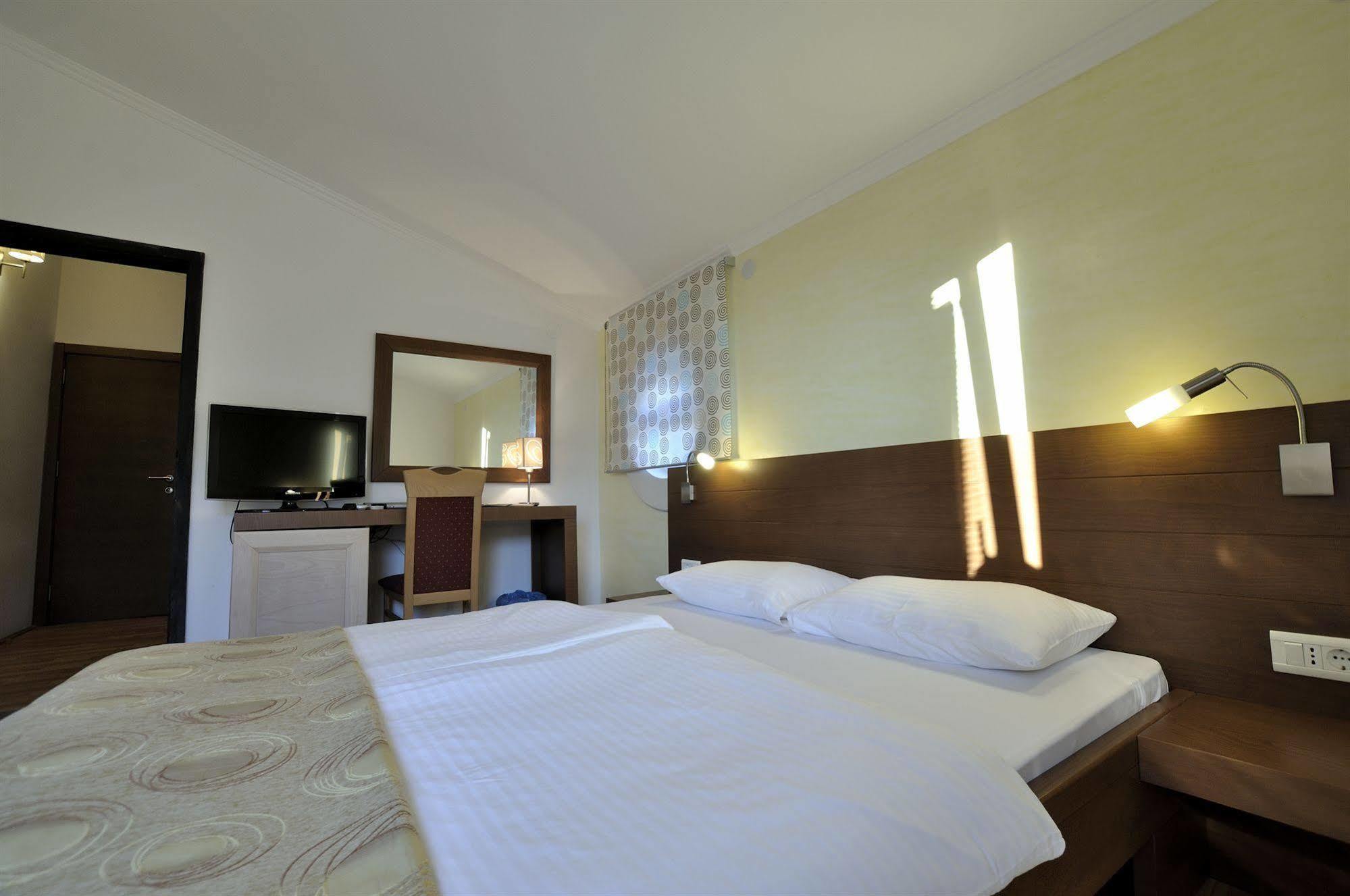 Vila Duric - Ex Hotel Duric Petrovac 외부 사진